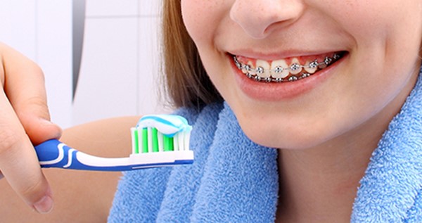 Diş telinin zararları var mıdır? Diş teli zararlı bir tedavi midir sorusunun yanıtı.